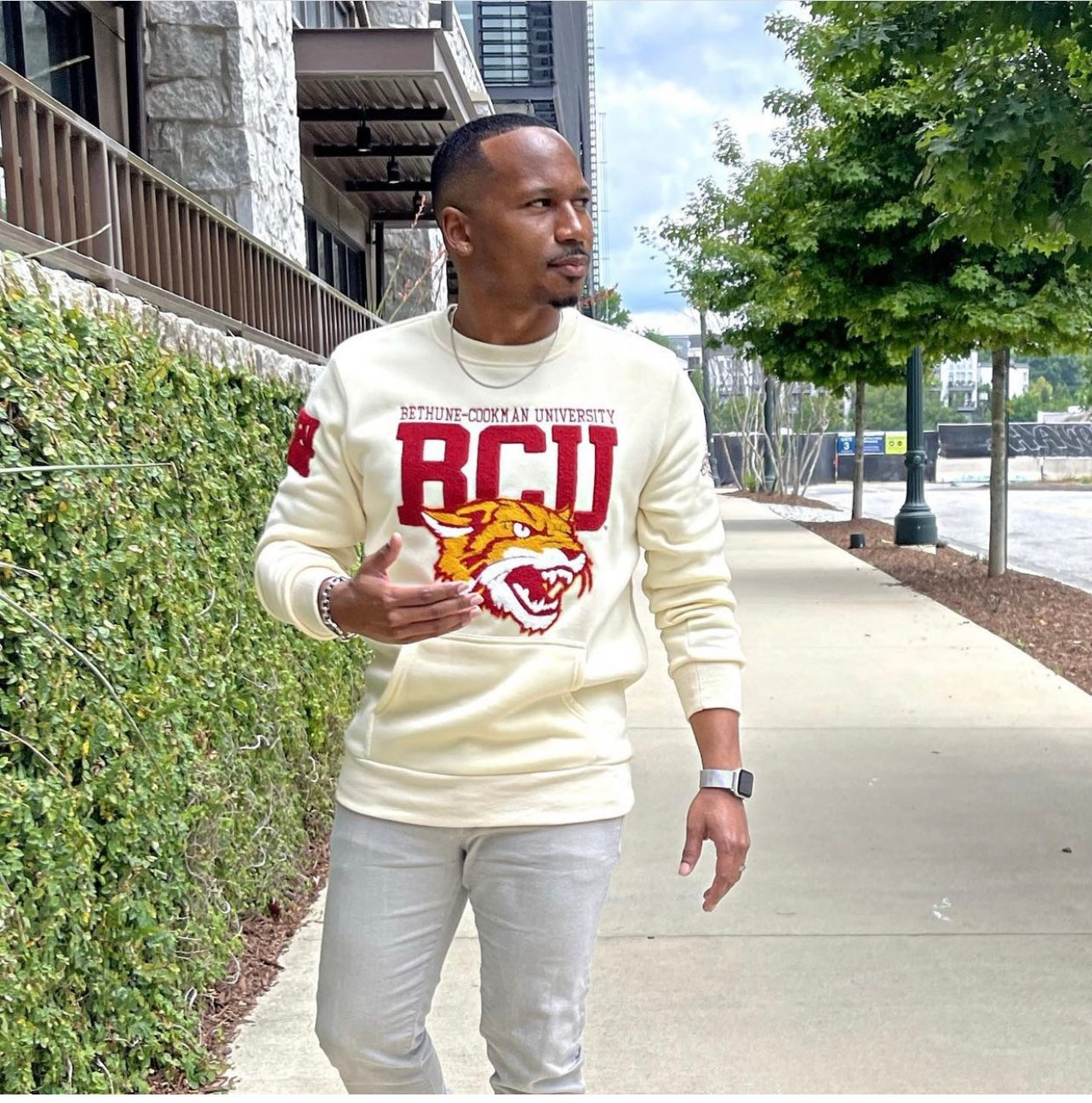 B-CU | 2022 CREAM (Chenille) ARCH Unisex Sweatshirt